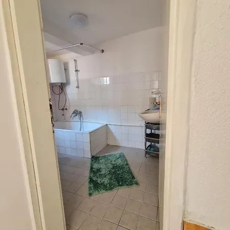 Apartment Ab- 1 *